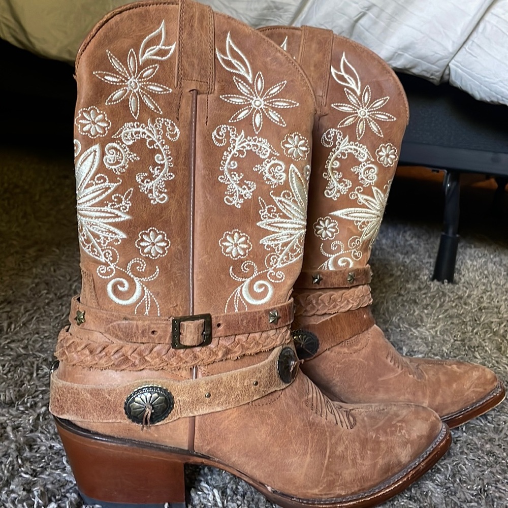 Shyanne women’s western boots light brown with white floral embroider